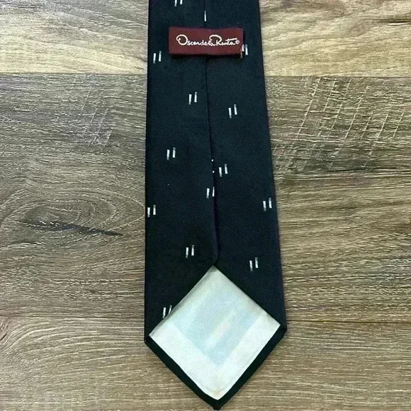 Oscar de la Renta Vintage Tie Beautiful Black with gray rectangular design. - Picture 6 of 16
